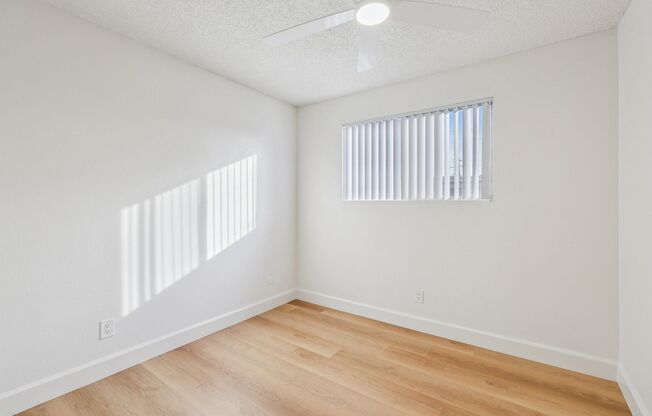 2 beds, 1 bath, 700 sqft, $2,128, Unit 545-1001