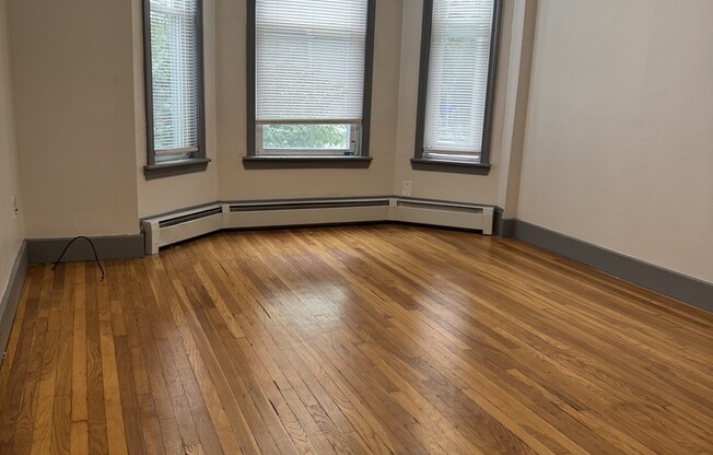 3 beds, 1 bath, 1,150 sqft, $3,200