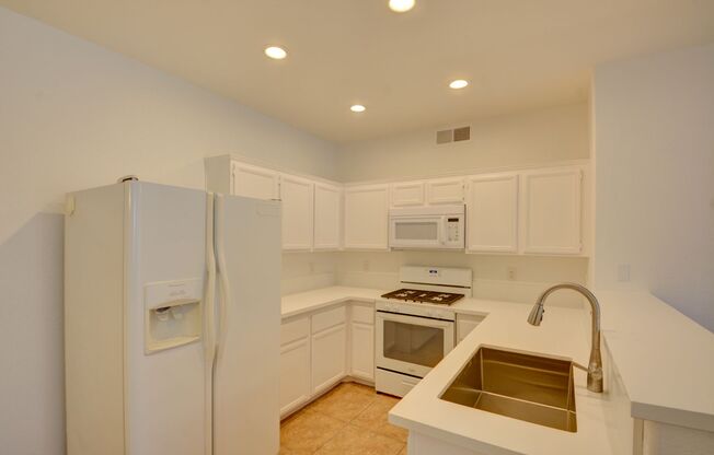 Beautiful 1 BR 1 Bath condo in Green Valley Henderson.