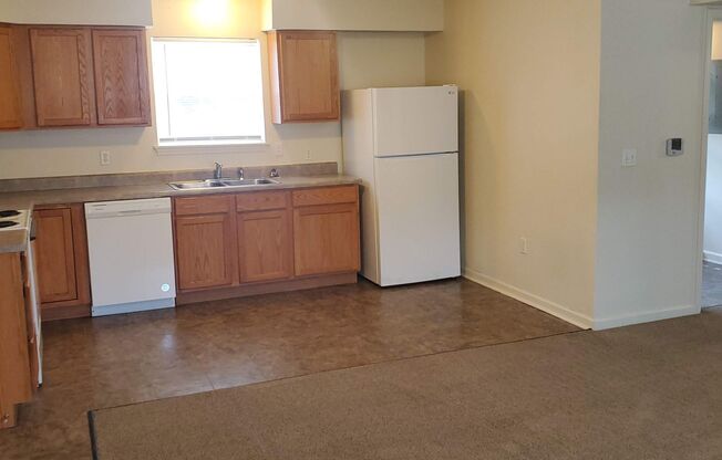 3 bd, 2 ba condo, S Columbia, top level, w/d included, near Providence/Nifong