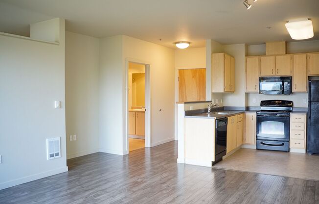 Top Floor Urban 1 Bedroom w/Large Picture Windows, A/C, W/D + Views!