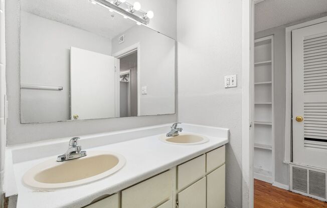 2 beds, 1 bath, 750 sqft, $1,095, Unit K714 - 307 - 206