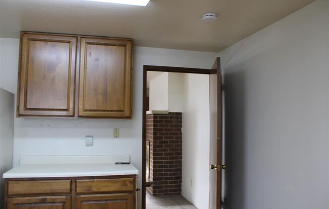 2 beds, 1 bath, $1,800, Unit 606