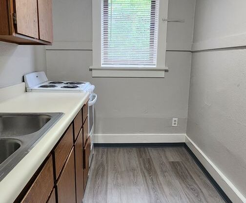 1 bed, 1 bath, 460 sqft, $1,050, Unit 211