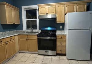 3 beds, 1 bath, 1,000 sqft, $2,950