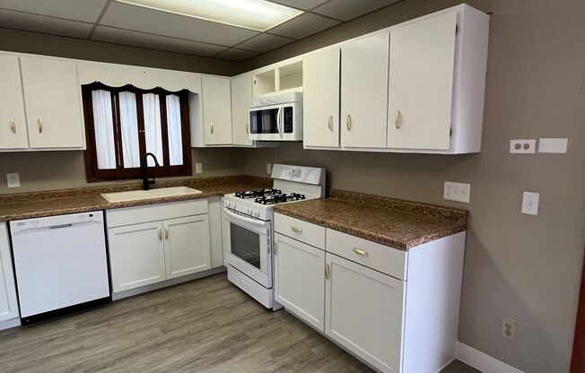 4 Bed 2 Bath in Wausau! Deposit Special : half off deposit with a signed lease!