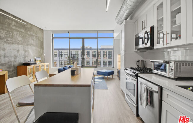 1 bed, 1 bath, 930 sqft, $3,000, Unit 813