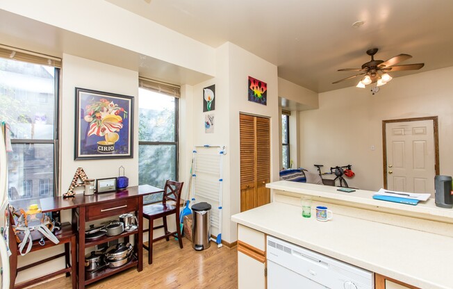 Spacious 1bed1bath unit in Wicker Park! Central Air, FREE Laundry, Private Deck & Blue Line!