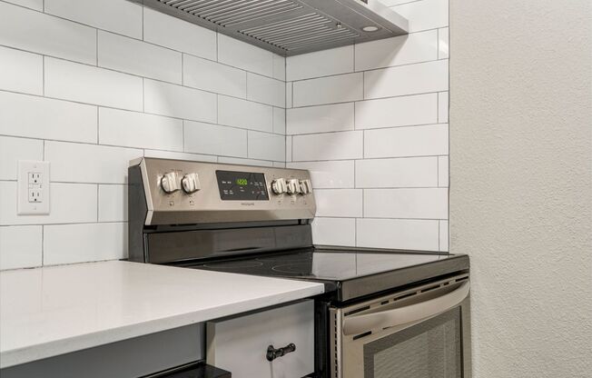 1 bed, 1 bath, 650 sqft, $895, Unit White Oaks #E