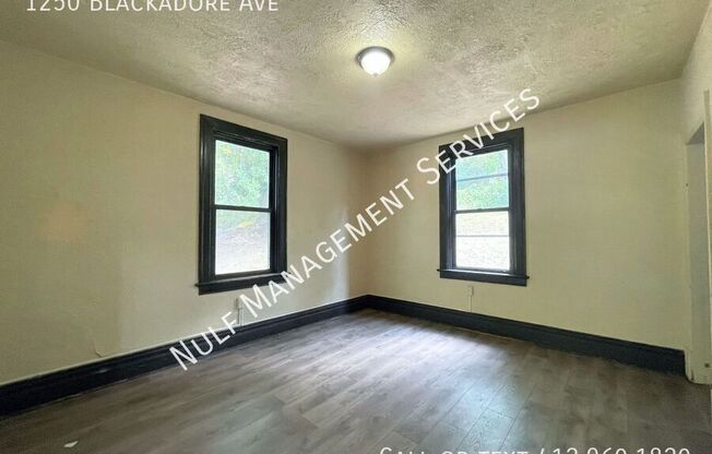 1250 BLACKADORE AVE