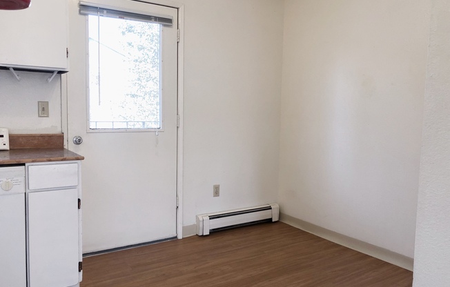 2 beds, 1 bath, $1,300, Unit 04