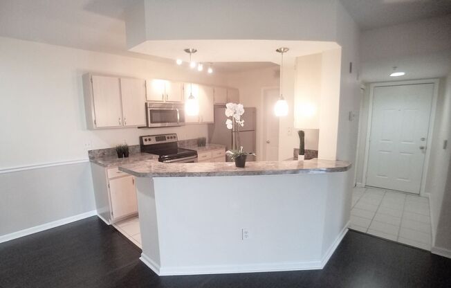 Gorgeous Wood Floors 1/1 condo for RENT @The Crest close to UCF