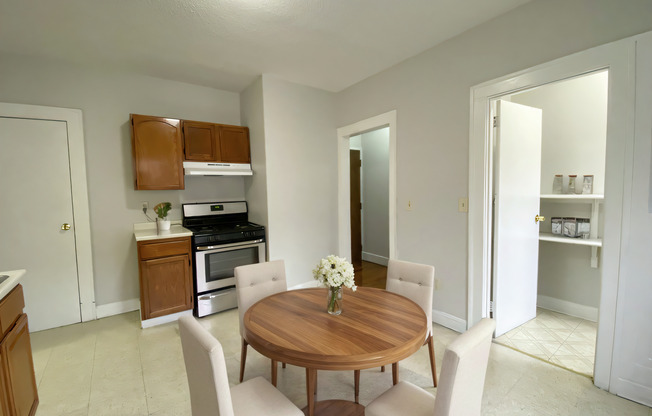 2 beds, 1 bath, $1,400, Unit 6