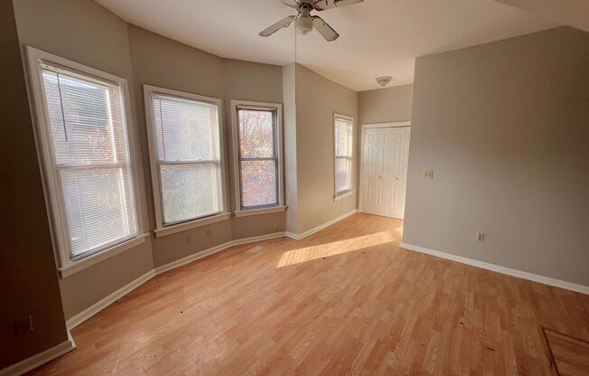 3 beds, 1 bath, $1,500, Unit 1728-03