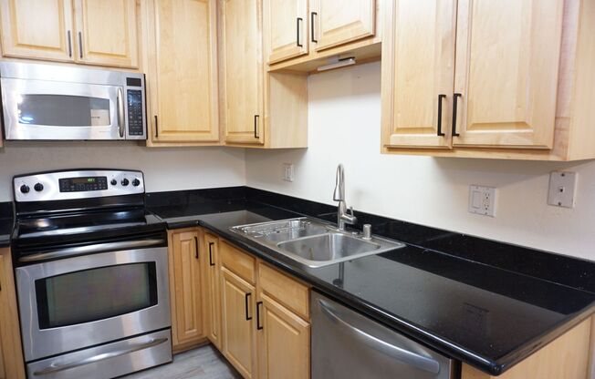 Great 2B/2BA Corner Unit Condo w/ In-Unit Washer/Dryer and Central Air!