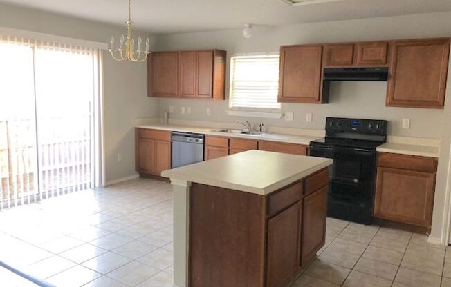 Spacious 3 bedroom 2 bath in Bristol Place!