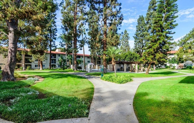 $2,000- 1 Bed / 1 Bath Condo located in Mission Plaza Complex in Mission Valley