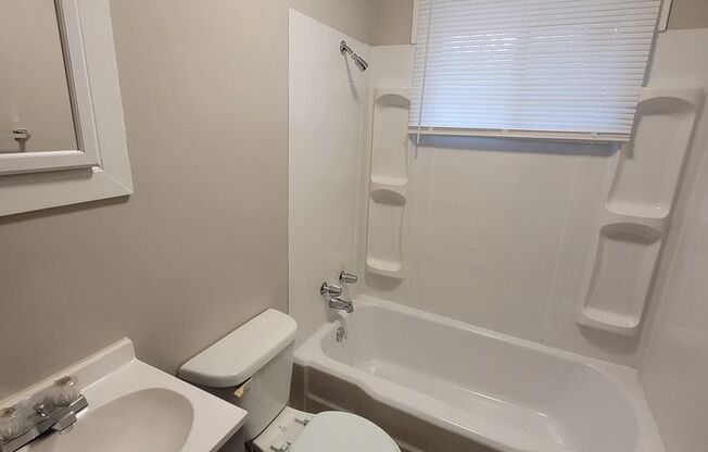 $725 - 2 bedroom/ 1 bathroom - Newly remodeled multi-family home