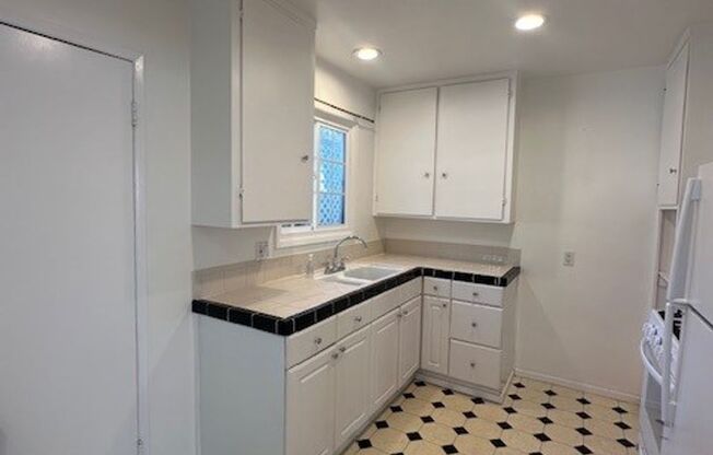 2 beds, 1 bath, $3,295, Unit 1029-D