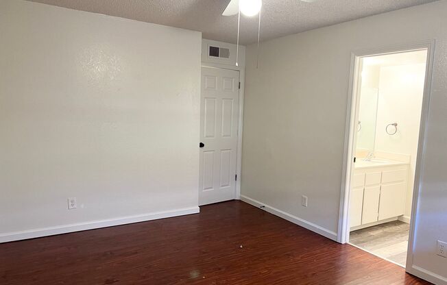 2 beds, 2 baths, 1,000 sqft, $1,550, Unit 6028 N Augusta #103