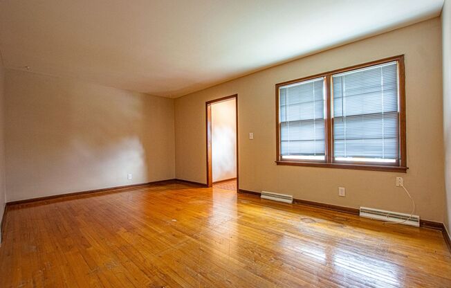 2 Bedroom / 1 Bath Duplex off 36th and Newport Ave!