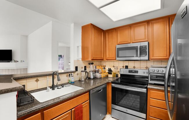 Stylish Furnished 2BR/2BA Condo with Resort Amenities in Prime Mission Valley Location! - Move in Special!!!