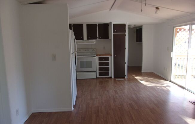 2 beds, 1 bath, $1,250, Unit UNIT B