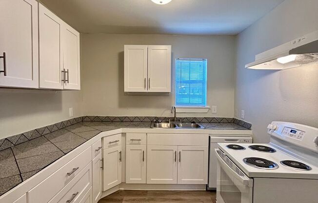 2 beds, 1 bath, $850, Unit MA9143