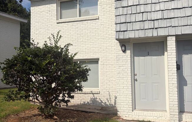 NEWLY RENOVATED!! 2 BEDROOM TOWNHOME (500.00 off FIRST FULL MONTHS RENT )