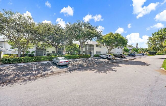 2 beds, 1 bath, 822 sqft, $2,095, Unit C212