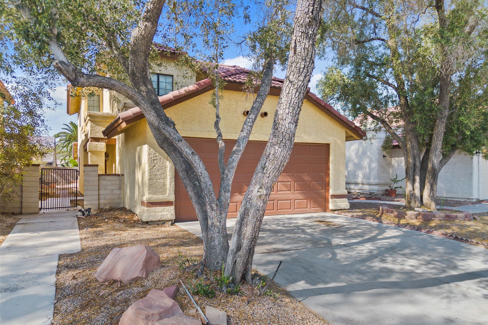 Beautiful 4 bedroom 2.5 baths with no HOA!