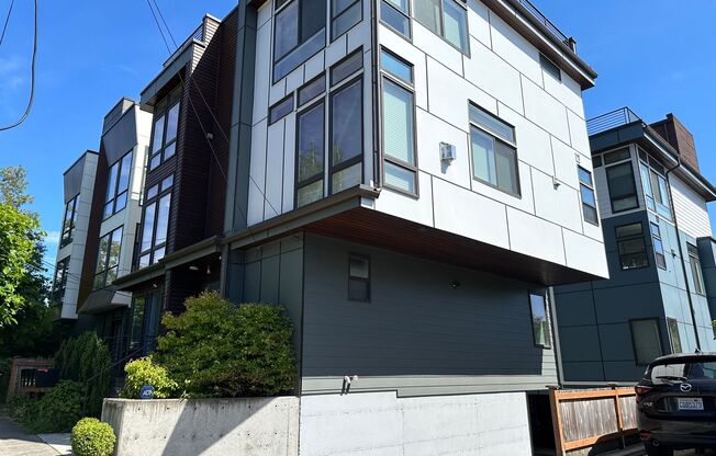 Gorgeous Greenlake Townhouse with Parking