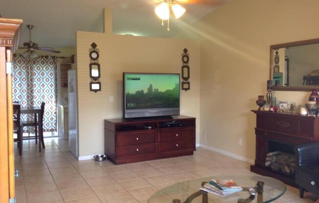Beautiful 2/1 with fenced backyard
