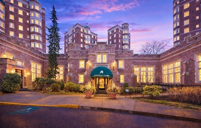 1 bed, 1 bath, 581 sqft, $2,850, Unit B706