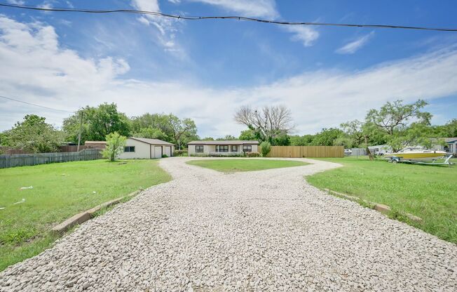 Mansfield ISD 3/2/2 on well over 1/2 acre fenced