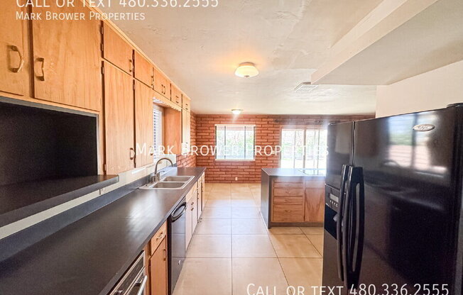 505 E LOMA VIS DR