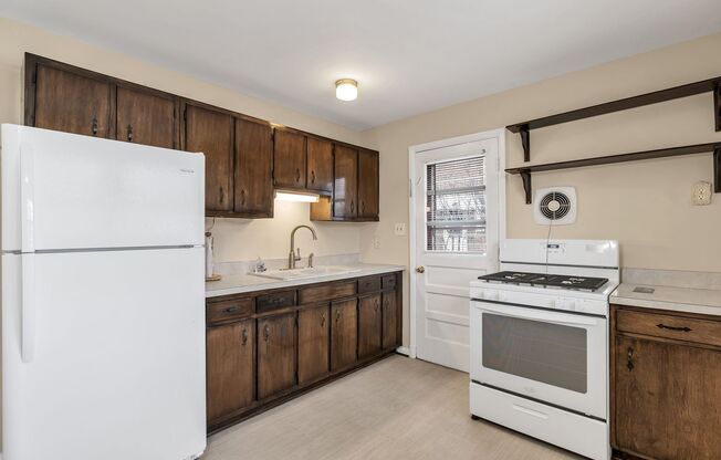 Well Maintained 3 Bedroom 1.5 Bathroom Split Level Home In Desirable Glencarlyn