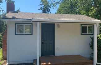 North Gate - Cozy 1 bed/ 1 bath house on quiet street with a huge back yard!