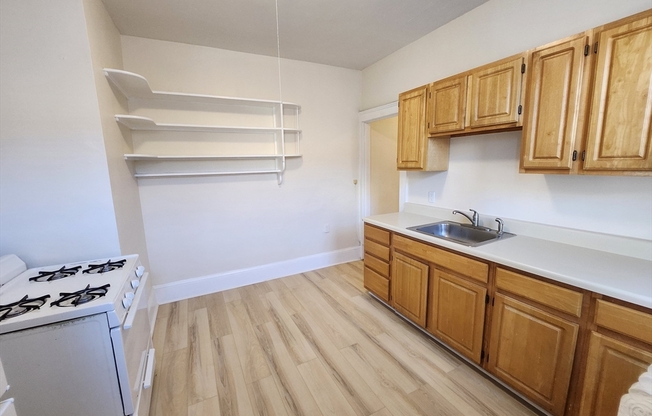 2 beds, 1 bath, 750 sqft, $2,595, Unit 9