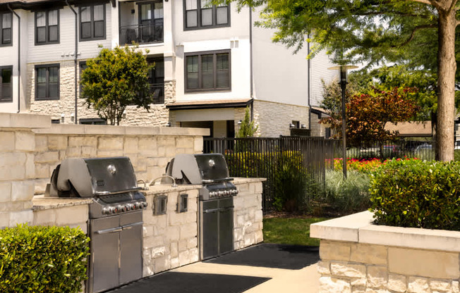 StoneLedge Apartments - Outdoor built-in BBQ grills - Southlake Apartments