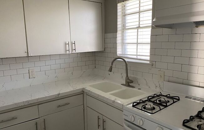 2 beds, 1 bath, 800 sqft, $1,440, Unit 1729-106