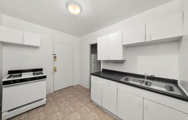 3 beds, 1 bath, 1,195 sqft, $2,995, Unit 2330-1A