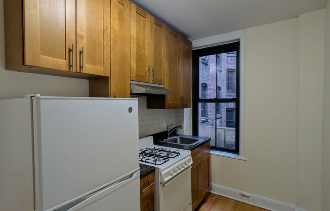 2 beds, 1 bath, $3,350, Unit 2D