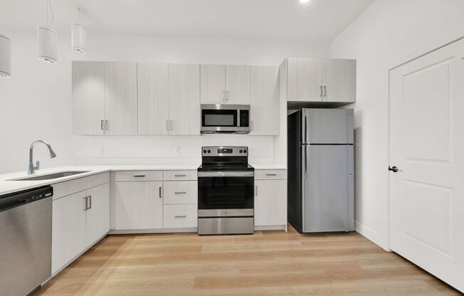 2 beds, 1 bath, $1,300, Unit 214