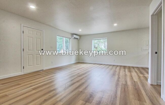 1 Bed, 1 Bath Duplex Unit on Main Street in Washougal