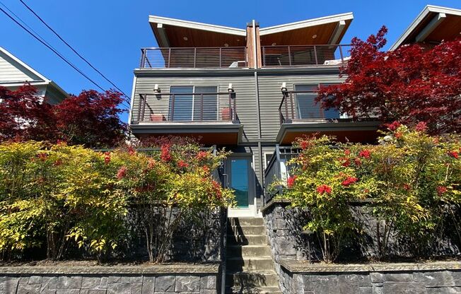 Stunning 2 Bed, 2 Bath Townhouse with Breathtaking Views! Steps away vibrant shops, restaurants, and the Seattle Center!