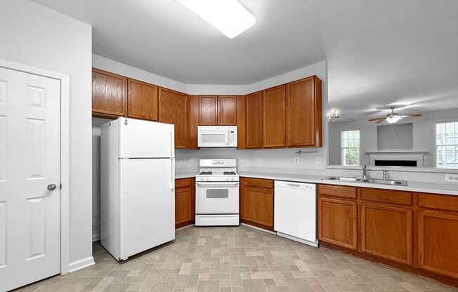 $350 Off Rent!!!! Beautiful Townhome, Fenced-in Patio, Pet Friendly!