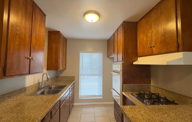 2 beds, 1 bath, $2,100, Unit L