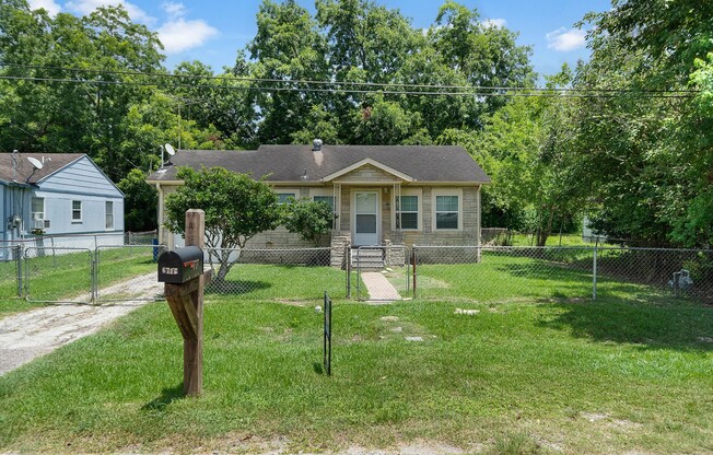 Lovely Brick 3 Bed/1 Bath Home w/ Large Covered Deck Back Porch w/ Fully-Fenced Yard