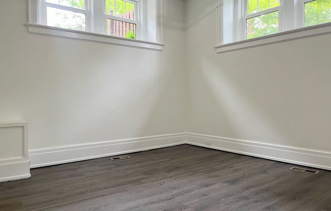2 beds, 1 bath, $1,300, Unit 31A